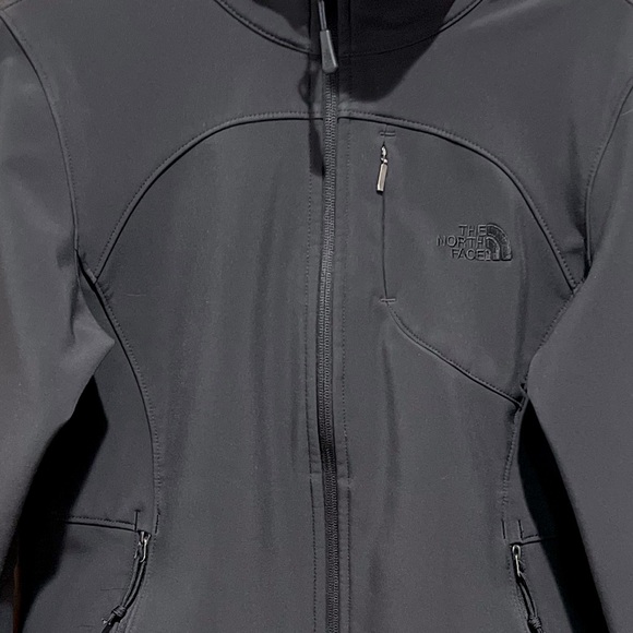 The North Face Women Soft Shell WindWall Jacket - Picture 10 of 12